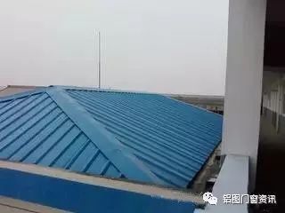 鋼結構房頂有幾種做法彩鋼瓦下雨天聲音很大(彩鋼瓦下雨天聲音大怎么辦) 鋼結構玻璃棧道設計 第1張 鋼結構房頂有幾種做法彩鋼瓦下雨天聲音很大(彩鋼瓦下雨天聲音大怎么辦) 鋼結構玻璃棧道設計 第1張