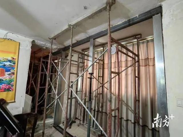 拆改承重墻是歸什么部門管（中國拆改承重墻的管理主要歸以下幾個部門負(fù)責(zé)） 結(jié)構(gòu)工業(yè)鋼結(jié)構(gòu)施工 第3張
