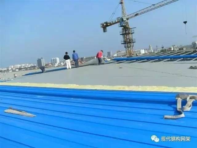 屋面板安裝方案怎么寫(屋面板安裝安全措施詳解) 結構機械鋼結構施工 第4張 屋面板安裝方案怎么寫(屋面板安裝安全措施詳解) 結構機械鋼結構施工 第4張
