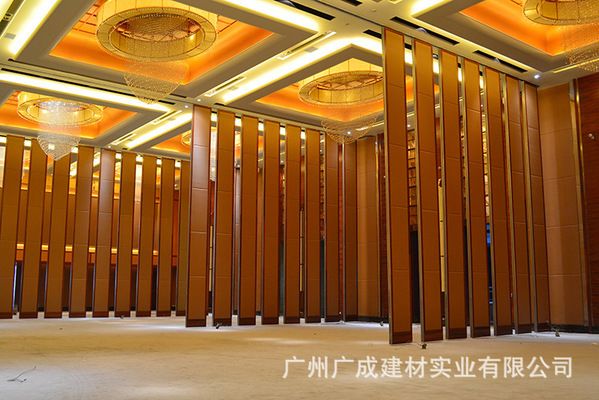鋼結構玻璃隔斷圖片（鋼結構玻璃隔斷的清潔保養方法不同材質玻璃隔斷價格對比） 鋼結構門式鋼架施工 第5張