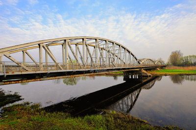 桁架橋一般出現(xiàn)在哪里(桁架橋一般多見(jiàn)于鐵路和高速公路橋梁建設(shè)中廣泛應(yīng)用) 結(jié)構(gòu)框架施工 第4張 桁架橋一般出現(xiàn)在哪里(桁架橋一般多見(jiàn)于鐵路和高速公路橋梁建設(shè)中廣泛應(yīng)用) 結(jié)構(gòu)框架施工 第4張
