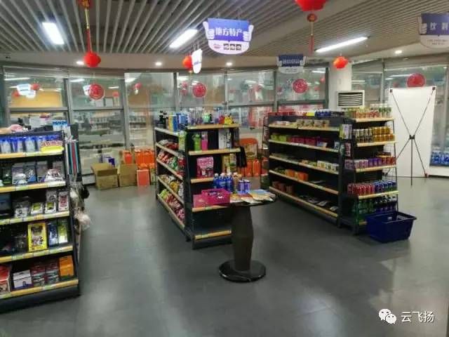 加油站便利店貨架