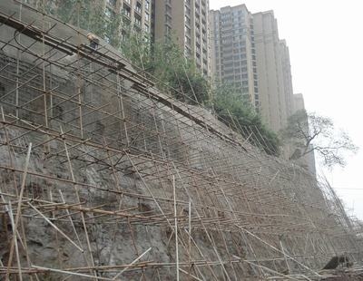 狹窄場地下房屋加固案例，狹窄場地房屋加固，挑戰與解決方案實例